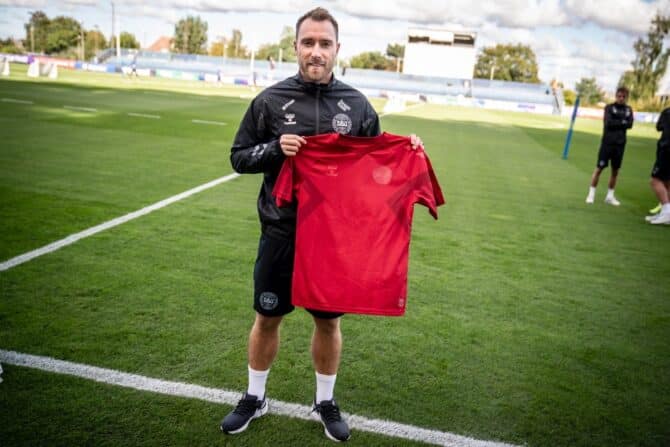 Dieses Bild, aufgenommen am 19. September 2022 in Helsingborg, Dänemark, zeigt Christian Eriksen, Spieler der dänischen Fußballnationalmannschaft, in einem schwarzen Trikot und bei der Präsentation des neuen roten Heimtrikots der Mannschaft vor der bevorstehenden FIFA Fußball-Weltmeisterschaft 2022. (Foto von Mads Claus Rasmussen / Ritzau Scanpix / AFP) /