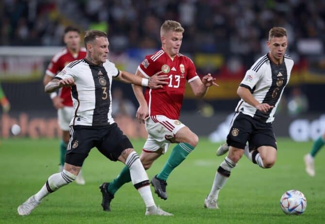 David Raum (links) im neuen DFB Trikot mit der Rückennummer 3 am 23.September 2022. (Photo by Ronny Hartmann / AFP)