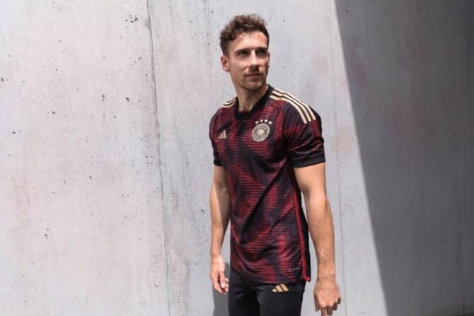 Leon Goretzka im neuen DFB Away Trikot 2022 (Copyright adidas)