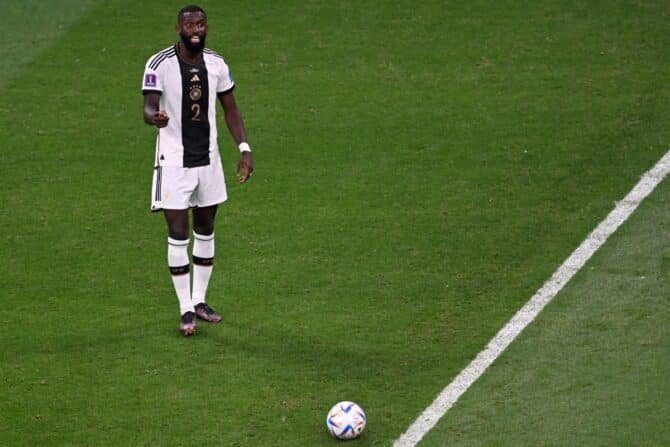 Antonio Rüdiger beim Gruppenspiel gegen Spanien am 27.November 2022. (Photo by Kirill KUDRYAVTSEV / AFP)