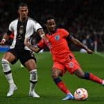 Deutschlands Verteidiger Thilo Kehrer (L) kämpft mit Englands Mittelfeldspieler Raheem Sterling während des Fußballspiels der UEFA Nations League Gruppe A3 zwischen England und Deutschland im Wembley-Stadion im Norden Londons am 26. September 2022. (Foto von Ben Stansall / AFP)