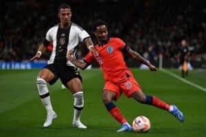 Deutschlands Verteidiger Thilo Kehrer (L) kämpft mit Englands Mittelfeldspieler Raheem Sterling während des Fußballspiels der UEFA Nations League Gruppe A3 zwischen England und Deutschland im Wembley-Stadion im Norden Londons am 26. September 2022. (Foto von Ben Stansall / AFP)