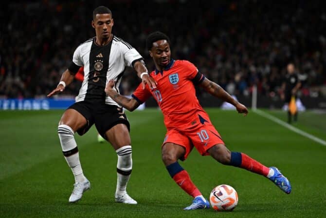 Deutschlands Verteidiger Thilo Kehrer (L) kämpft mit Englands Mittelfeldspieler Raheem Sterling während des Fußballspiels der UEFA Nations League Gruppe A3 zwischen England und Deutschland im Wembley-Stadion im Norden Londons am 26. September 2022. (Foto von Ben Stansall / AFP) 