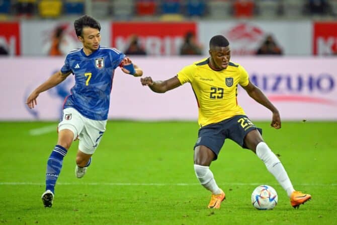 Ecuador's Mittelfeldspieler Moises Caicedo (rechts)im gelben WM Heimtrikot von Ecuador (Photo by Sascha Schuermann / AFP)