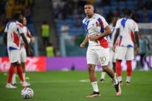 Frankreichs Stürmer Nr. 10, Kylian Mbappe, wärmt sich vor dem Spiel der Gruppe D der Fußballweltmeisterschaft Katar 2022 zwischen Frankreich und Australien im Al-Janoub-Stadion in Al-Wakrah, südlich von Doha, am 22. November 2022 auf. (Foto: FRANCK FIFE / AFP)