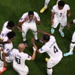 Ghanas Spieler feiern, nachdem Ghanas Mittelfeldspieler (Nr. 20) Mohammed Kudus das zweite Tor seiner Mannschaft während des Fußballspiels der Gruppe H der Fußballweltmeisterschaft Katar 2022 zwischen Südkorea und Ghana im Education City Stadium in Al-Rayyan, westlich von Doha, am 28. November 2022 erzielt hat. (Foto von Kirill KUDRYAVTSEV / AFP)