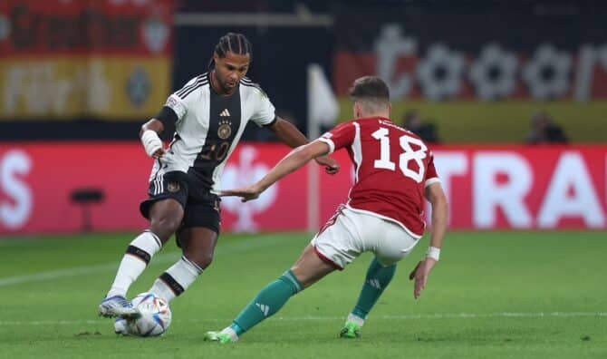 Serge Gnabry (L) im neuen Deutschland Trikot mit der Nummer 10 am 23.September 2022. (Photo by Ronny Hartmann / AFP)