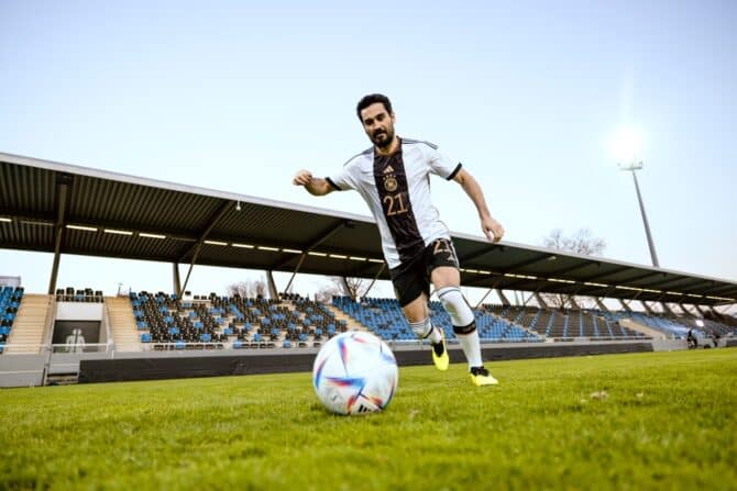 Ilkay Gündogan bei der WM 2022 im neuen DFB Trikot mit der Nummer 21 (Foto Adidas)