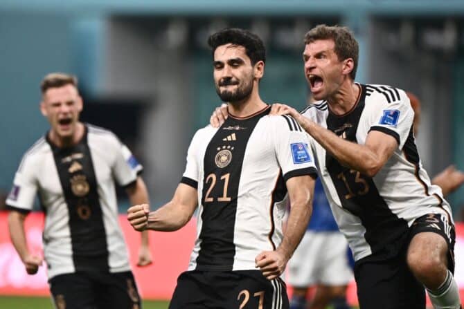 #21 Ilkay Gundogan feiert das 1:0 gegen Japan beim Auftaktspiel am 23.11.2022 (Photo by Jewel SAMAD / AFP)