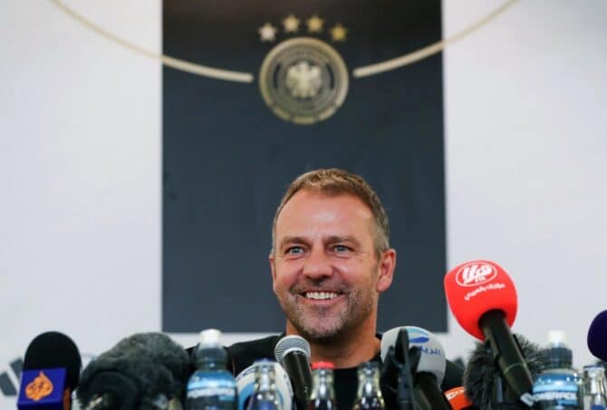 Der deutsche Fußball-Nationaltrainer Hansi Flick optimistisch vor dem 1.Gruppenspiel gegen Japan am Mittwoch um 14 Uhr (Foto von Haitham AL-SHUKAIRI / AFP)