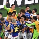 Japans Spieler feiern ihren Sieg des Fußballspiels der Gruppe E der Fußballweltmeisterschaft Katar 2022 zwischen Deutschland und Japan im Khalifa International Stadium in Doha am 23. November 2022. (Foto: Antonin THUILLIER / AFP)