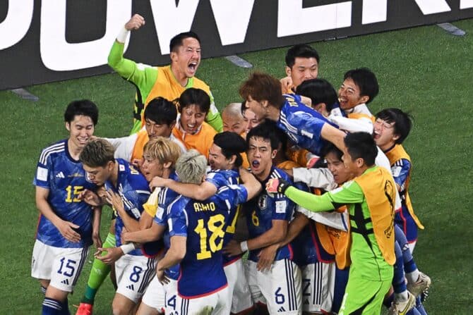 Japans Spieler feiern ihren Sieg des Fußballspiels der Gruppe E der Fußballweltmeisterschaft Katar 2022 zwischen Deutschland und Japan im Khalifa International Stadium in Doha am 23. November 2022. (Foto: Antonin THUILLIER / AFP)