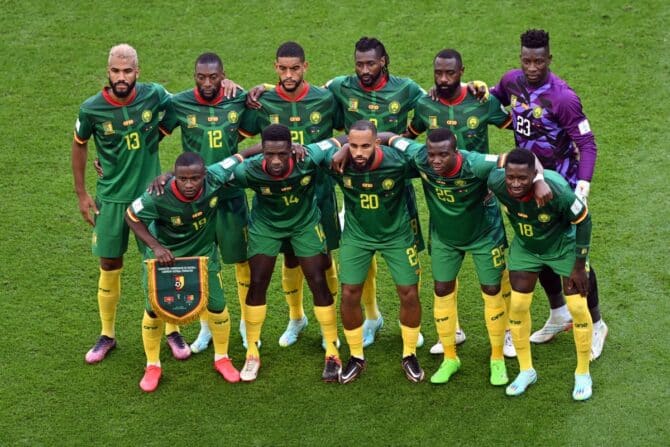 Die kamerunische Nationalmannschaft vor dem Fußballspiel der Gruppe G der Fußballweltmeisterschaft Katar 2022 zwischen der Schweiz und Kamerun am 24. November 2022. (Foto von Glyn KIRK / AFP)