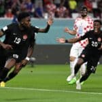 Kanadas Stürmer (Nr. 19) Alphonso Davies feiert den ersten Treffer seiner Mannschaft während des Fußballspiels der Gruppe F der Weltmeisterschaft Katar 2022 zwischen Kroatien und Kanada im Khalifa International Stadium in Doha am 27. November 2022. (Foto: OZAN KOSE / AFP)