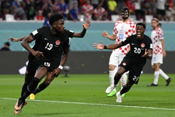 Kanadas Stürmer (Nr. 19) Alphonso Davies feiert den ersten Treffer seiner Mannschaft während des Fußballspiels der Gruppe F der Weltmeisterschaft Katar 2022 zwischen Kroatien und Kanada im Khalifa International Stadium in Doha am 27. November 2022. (Foto: OZAN KOSE / AFP)