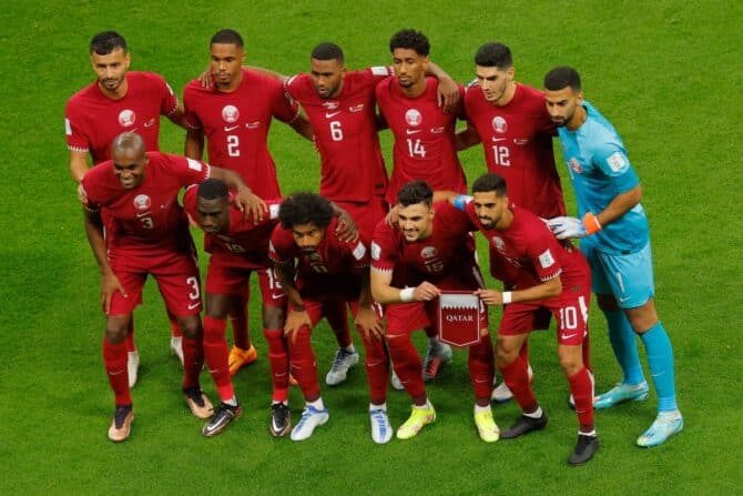 Die Nationalmannschaft von Katar vor dem Fußballspiel der Gruppe A der Fußballweltmeisterschaft Katar 2022 zwischen Katar und Ecuador im Al-Bayt-Stadion in Al Khor, nördlich von Doha, am 20. November 2022. (Foto: Odd ANDERSEN / AFP)