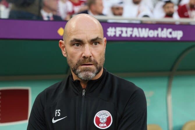 Katars spanischer Trainer Felix Sanchez schaut vor dem Fußballspiel der Gruppe A der Fußballweltmeisterschaft Katar 2022 zwischen Katar und Senegal im Al-Thumama-Stadion in Doha am 25. November 2022 zu. (Foto von KARIM JAAFAR / AFP)