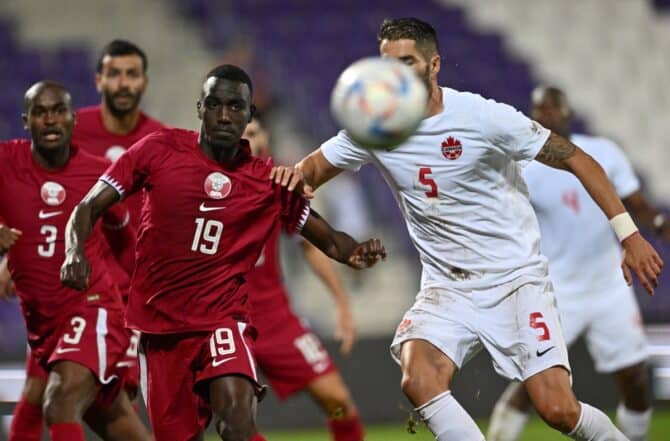 Qatar's Nr. 19 Almoez Ali (L) gegen Canada's Steven Vitoria am 23. September 2022 in Wien. (Photo by JOE KLAMAR / AFP)