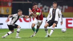David Raum (L) und Kai Havertz im neuen DFB Trikot gegen Ungarn am 23.September 2022. (Photo by Ronny Hartmann / AFP)