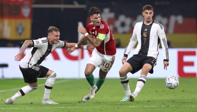 David Raum (L) und Kai Havertz im neuen DFB Trikot gegen Ungarn am 23.September 2022. (Photo by Ronny Hartmann / AFP)