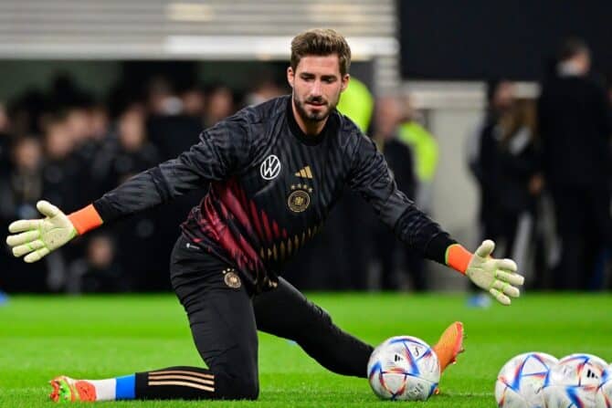 Deutschlands Ersatztorhüter Kevin Trapp am 23.September 2022 vor dem Länderspiel gegen Ungarn beim Warmmachen. (Photo by John MACDOUGALL / AFP)