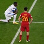 Kniefall mit Symbol: Costa Ricas Stürmer #12 Joel Campbell geht vor dem Spiel der Gruppe E der Fußballweltmeisterschaft Katar 2022 zwischen Spanien und Costa Rica im Al-Thumama-Stadion in Doha am 23. November 2022 auf die Knie. Spanien macht nicht mit. (Foto von Kirill KUDRYAVTSEV / AFP)