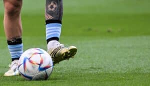 Argentiniens Stürmer Nr. 10 Lionel Messi wärmt sich vor dem Fußballspiel der Gruppe C der Fußballweltmeisterschaft Katar 2022 zwischen Argentinien und Saudi-Arabien im Lusail-Stadion in Lusail, nördlich von Doha, am 22. November 2022 auf. (Foto von Kirill KUDRYAVTSEV / AFP)