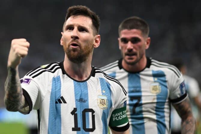 Der argentinische Stürmer Lionel Messi (Nr. 10) feiert mit seinen Mannschaftskameraden den Führungstreffer während des Achtelfinale gegen Australien am 3.12.2022 (Foto von Kirill KUDRYAVTSEV / AFP)
