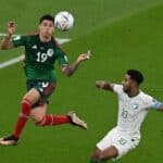 Mexikos Verteidiger (Nr. 19) Jorge Sanchez wird von Saudi-Arabiens Mittelfeldspieler (Nr. 10) Salem Al-Dawsari bedrängt, als er während des Fußballspiels der Gruppe C der Fußballweltmeisterschaft Katar 2022 zwischen Saudi-Arabien und Mexiko im Lusail-Stadion in Lusail, nördlich von Doha, am 30. November 2022 auf den Ball springt. (Foto von Pablo PORCIUNCULA / AFP)
