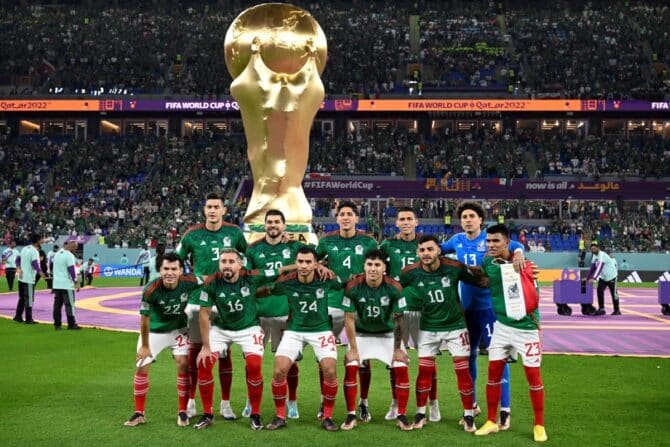 Die Mexikanische Nationalmannschaft vor dem Fußballspiel der Gruppe C der Fußballweltmeisterschaft Katar 2022 zwischen Mexiko und Polen im Stadion 974 in Doha am 22. November 2022. (Foto: Alfredo ESTRELLA / AFP)