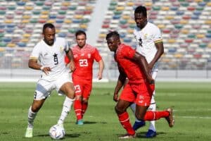 Ghanas Stürmer Jordan Ayew (L) kämpft mit dem Schweizer Stürmer Breel Embolo (2.v.r.) während eines Freundschaftsspiels zwischen Ghana und der Schweiz am 17. November 2022 in Abu Dhabi um den Ball. (Foto: Ryan LIM / AFP)