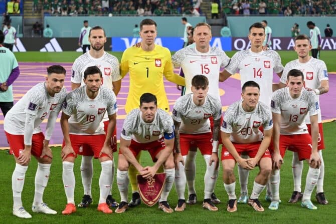 Die polnische Fußballnationalmannschaft beim Spiel der Gruppe C der Fußballweltmeisterschaft Katar 2022 zwischen Mexiko und Polen im Stadion 974 in Doha am 22. November 2022. (Foto: ANDREJ ISAKOVIC / AFP)