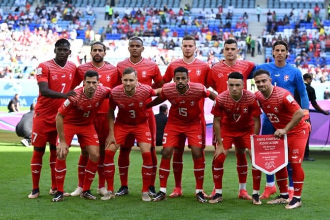 Die Schweizer Mannschaft posiert vor dem Fußballspiel der Gruppe G der Fußballweltmeisterschaft Katar 2022 zwischen der Schweiz und Kamerun im Al-Janoub-Stadion in Al-Wakrah, südlich von Doha, am 24. November 2022. (Foto von Fabrice COFFRINI / AFP)