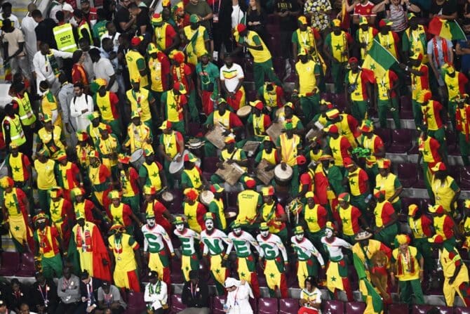 Fans von Senegal feiern während des Fußballspiels der Gruppe A der Fußballweltmeisterschaft Katar 2022 zwischen Ecuador und Senegal im Khalifa International Stadium in Doha am 29. November 2022 das Weiterkommen ihres Landes. (Foto: MANAN VATSYAYANA / AFP)