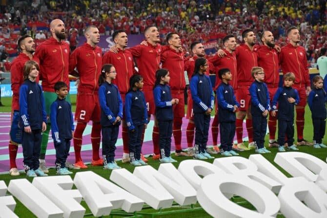 Die serbische Nationalmannschaft posieren für ein Mannschaftsfoto vor dem Fußballspiel der Gruppe G der Fußballweltmeisterschaft Katar 2022 zwischen Brasilien und Serbien im Lusail-Stadion in Lusail, nördlich von Doha, am 24. November 2022. (Foto von NELSON ALMEIDA / AFP)