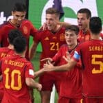 Spaniens Stürmer #21 Dani Olmo (C) feiert den ersten Treffer seiner Mannschaft während des Fußballspiels der Gruppe E der Weltmeisterschaft Katar 2022 zwischen Spanien und Costa Rica im Al-Thumama-Stadion in Doha am 23. November 2022. Spanien macht nicht mit. (Foto von Kirill KUDRYAVTSEV / AFP)
