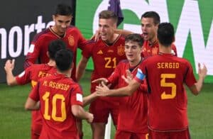 Spaniens Stürmer #21 Dani Olmo (C) feiert den ersten Treffer seiner Mannschaft während des Fußballspiels der Gruppe E der Weltmeisterschaft Katar 2022 zwischen Spanien und Costa Rica im Al-Thumama-Stadion in Doha am 23. November 2022. Spanien macht nicht mit. (Foto von Kirill KUDRYAVTSEV / AFP)