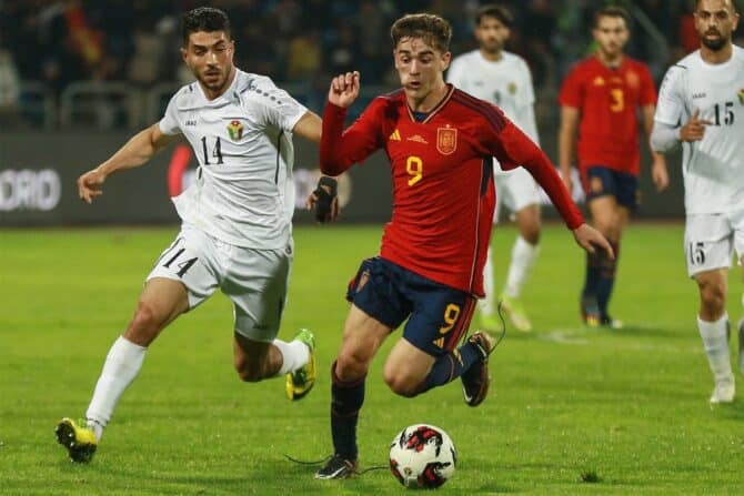 Der spanische Mittelfeldspieler Gavi während des Freundschaftsspiels zwischen Jordanien und Spanien am 17. November 2022. (Foto: Khalil MAZRAAWI / AFP)