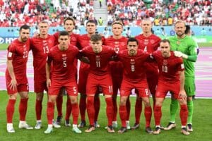 Die dänischen Spieler posieren für das Mannschaftsfoto vor dem Spiel der Gruppe D der Fußballweltmeisterschaft Katar 2022 zwischen Dänemark und Tunesien im Education City Stadium in Al-Rayyan, westlich von Doha, am 22. November 2022. (Foto von NATALIA KOLESNIKOVA / AFP)