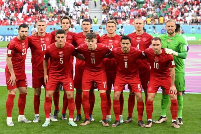 Die dänischen Spieler posieren für das Mannschaftsfoto vor dem Spiel der Gruppe D der Fußballweltmeisterschaft Katar 2022 zwischen Dänemark und Tunesien im Education City Stadium in Al-Rayyan, westlich von Doha, am 22. November 2022. (Foto von NATALIA KOLESNIKOVA / AFP)