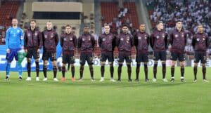 Die deutschen Nationalspieler stimmen vor dem Freundschaftsspiel zwischen Oman und Deutschland im Stadion des Sultan Qaboos Sports Complex in Muscat am 16. November 2022 die Nationalhymne an. (Foto von Haitham AL-SHUKAIRI / AFP)