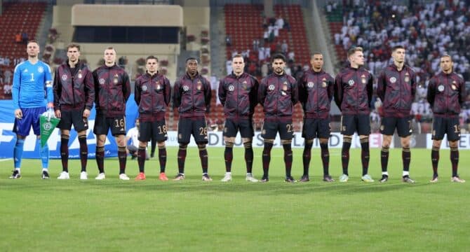 Die deutschen Nationalspieler stimmen vor dem Freundschaftsspiel zwischen Oman und Deutschland im Stadion des Sultan Qaboos Sports Complex in Muscat am 16. November 2022 die Nationalhymne an. (Foto von Haitham AL-SHUKAIRI / AFP)