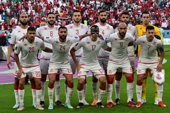 Tunesiens Spieler posieren für das Mannschaftsfoto vor dem Fußballspiel der Gruppe D der Fußballweltmeisterschaft Katar 2022 zwischen Dänemark und Tunesien im Education City Stadium in Al-Rayyan, westlich von Doha, am 22. November 2022. (Foto von Miguel MEDINA / AFP)