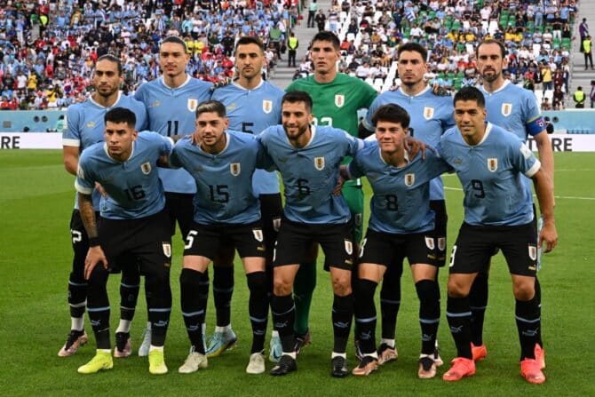 Die Spieler der uruguayischen Mannschaft vor dem Beginn des Fußballspiels der Gruppe H der Fußballweltmeisterschaft Katar 2022 zwischen Uruguay und Südkorea im Education City Stadiumam 24. November 2022. (Foto von Pablo PORCIUNCULA / AFP)