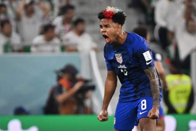 US-Mittelfeldspieler Weston McKennie (Nr. 08) will heute mit den Soccerboys aus den USA ins WM Viertelfinale kommen (Foto: Patrick T. Fallon / AFP)