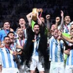 Der argentinische Kapitän und Stürmer Nr. 10 Lionel Messi (C) hebt die FIFA WM-Trophäe in die Höhe, während er mit seinen Mannschaftskameraden den Sieg im Endspiel der Fußball-Weltmeisterschaft Katar 2022 zwischen Argentinien und Frankreich im Lusail-Stadion in Lusail, nördlich von Doha, am 18. Dezember 2022 feiert. (Foto von Kirill KUDRYAVTSEV / AFP)