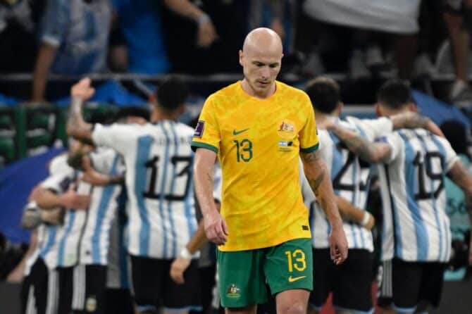 Der australische Mittelfeldspieler Aaron Mooy (Nr. 13) gegen Argentinien nach dem zweiten Gegentor. (Foto von Alfredo ESTRELLA / AFP)