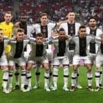 Die Spieler der deutschen Mannschaft posieren vor dem Beginn des Fußballspiels der Gruppe E der Fußballweltmeisterschaft Katar 2022 zwischen Costa Rica und Deutschland im Al-Bayt-Stadion in Al Khor, nördlich von Doha, am 1. Dezember 2022. (Foto: INA FASSBENDER / AFP)