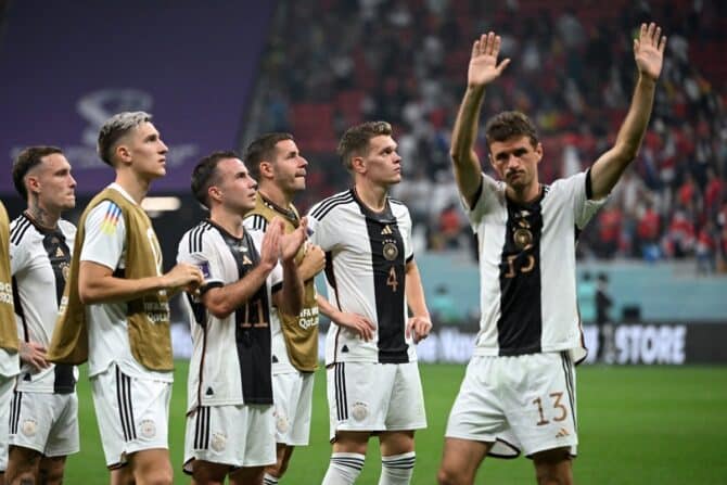 Thomas Müller vor dem Abschied - Er grüsst die Fans nach dem Spiel der Gruppe E der Fußballweltmeisterschaft Katar 2022 zwischen Costa Rica und Deutschland im Al-Bayt-Stadion in Al Khor, nördlich von Doha, am 1. Dezember 2022. (Foto: Ina Fassbender / AFP)