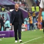 Der deutsche Trainer Hans-Dieter Flick beobachtet das Ende des Fußballspiels der Gruppe E der Fußballweltmeisterschaft Katar 2022 zwischen Costa Rica und Deutschland im Al-Bayt-Stadion in Al Khor, nördlich von Doha, am 1. Dezember 2022. (Foto: Ina Fassbender / AFP)